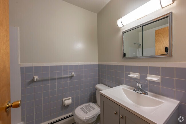 2BD, 1BA - 960 SF - Redstone Gardens - Bathroom
