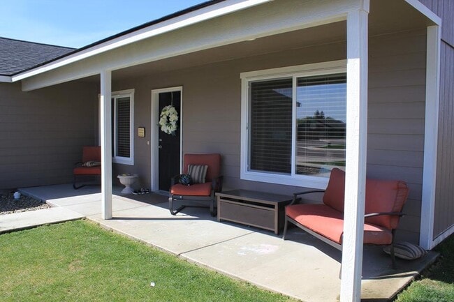 Relax on you front porch - 2803 Susie Ct