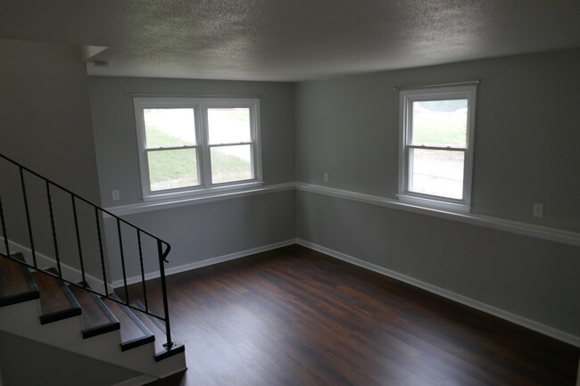 Living Room - 6808 Urbandale Ave Casa Adosada