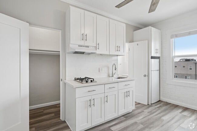Studio, 1BA - 225SF - Kitchen