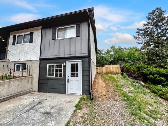 Building Photo - 806 Paradise Ln