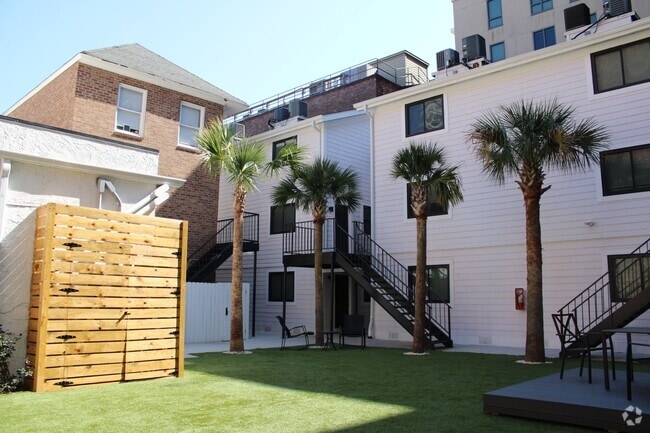 Building Photo - Studio ~ Coming August 2025 Unit 2E Rental