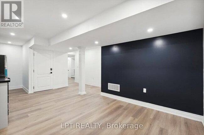 Photo - 140 Springvalley Crescent