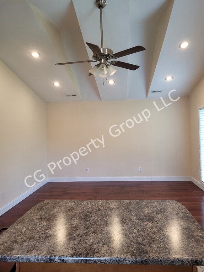 Sala de estar - 1417 S Eastman Rd