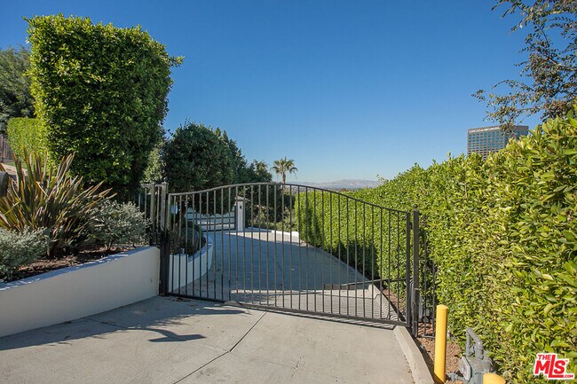 3751 Multiview Dr