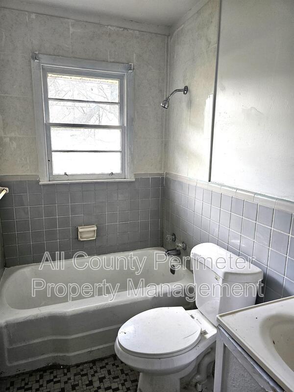 Photo - 1877 Chapman Ave