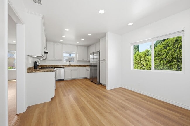 Photo - Spacious private backyard!