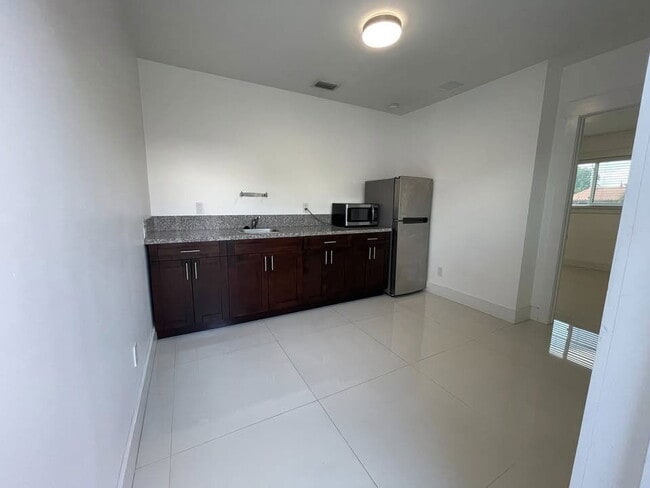 Building Photo - West 49th Street, Hialeah, FL 33012 - 1 BR 1 BA single-family home