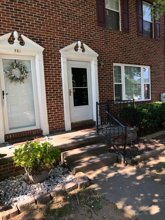 Brick-front townhome on beautiful tree-shaded Lane - 253 Waterford Ln Townhome