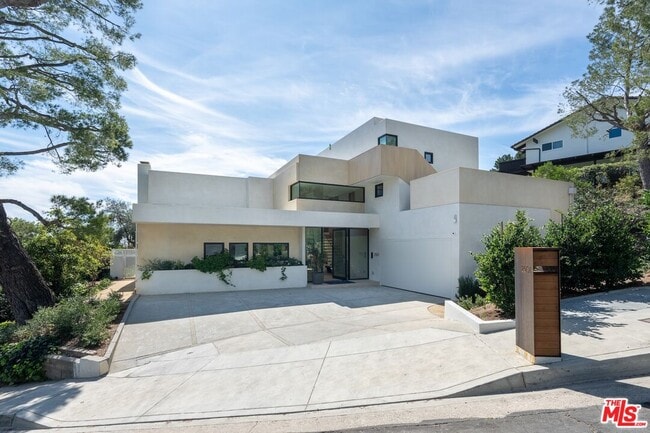 Photo - 2501 Banyan Dr