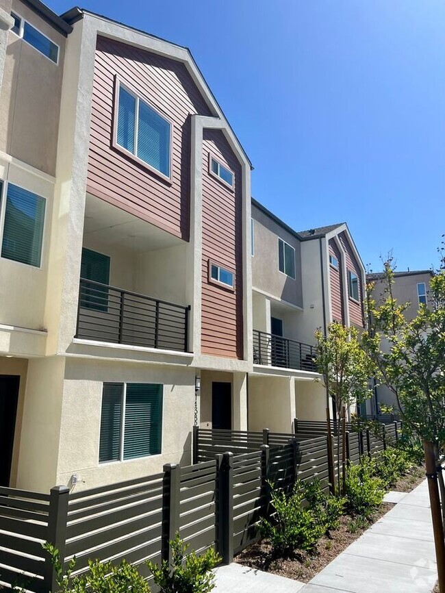 Building Photo - Brand New Modern 4 Bedroom / 3.5 Bath Town... Rental