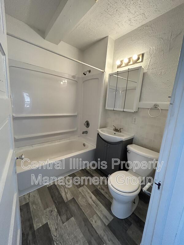 Building Photo - 403 E Monroe St Unit 2