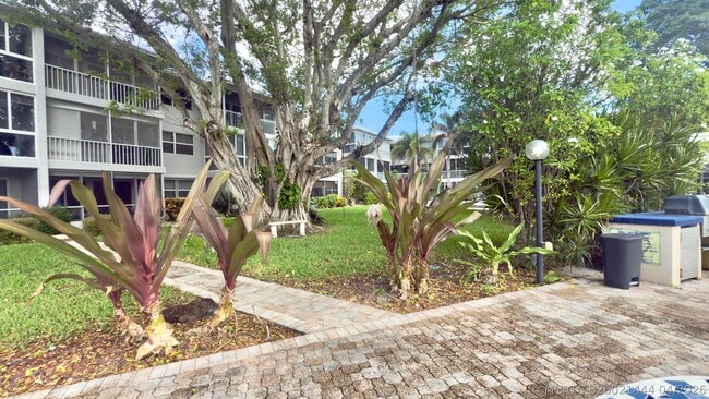 Building Photo - 1200 SW 12th Ct Unit 305