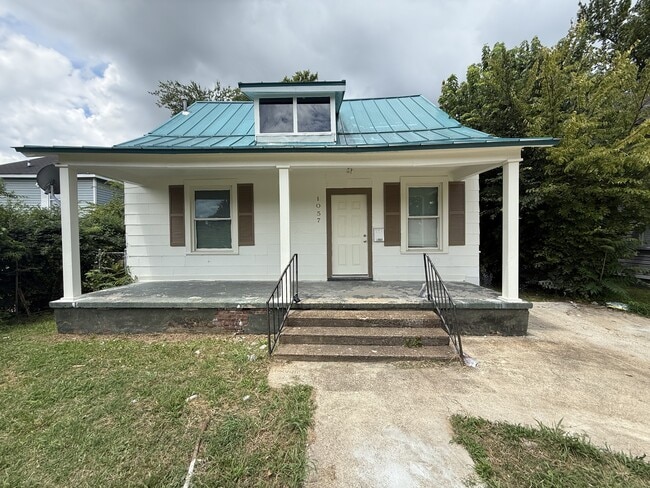 Building Photo - 1057 College St