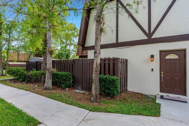 Photo - 111 Weybridge Cir