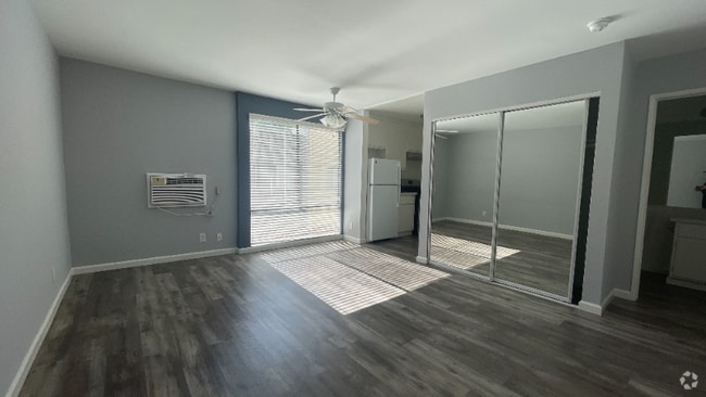 Building Photo - 7044 Hawthorn Ave Rental