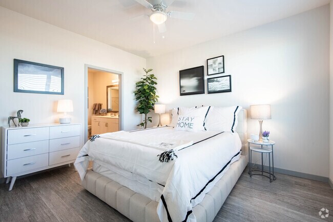 2BR, 2BA - 1057SF