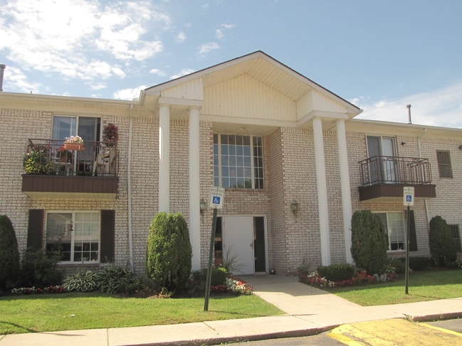 Saravilla Apartments For Rent in Clinton Township, MI