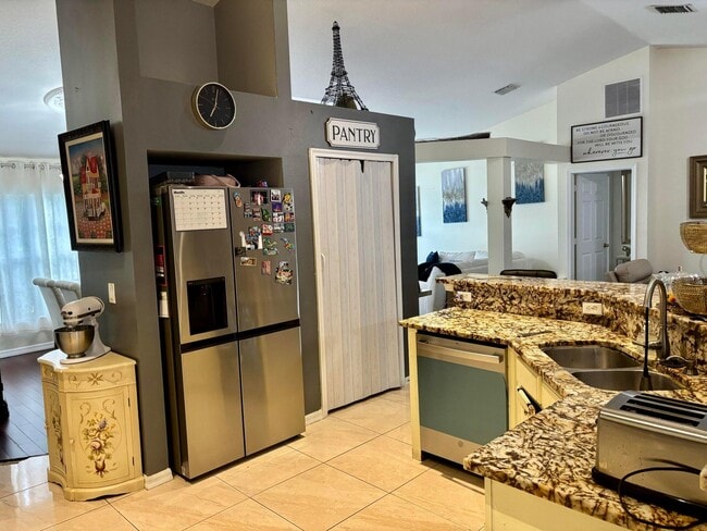 Photo - 981 SW McComkle Ave