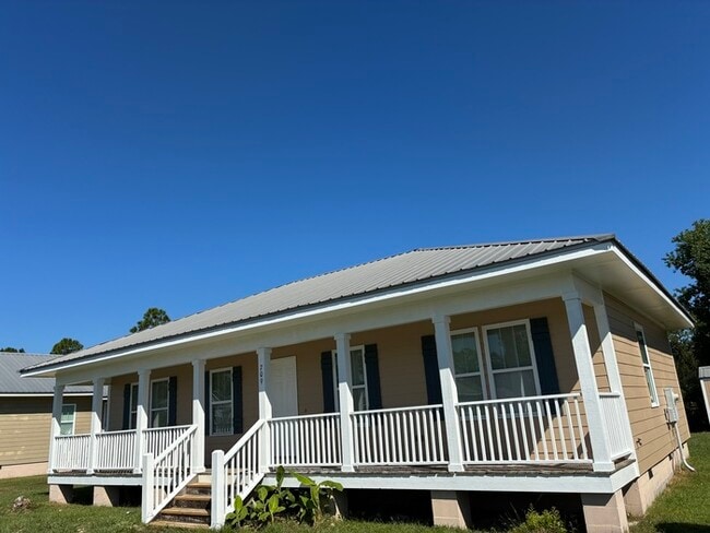 Building Photo - Beautiful 3/2 House