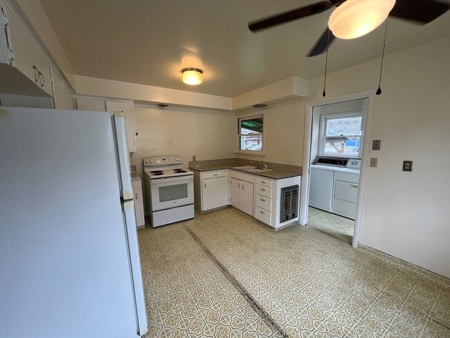 Photo - Cute 2 Bedroom House with Hardwood Floors!