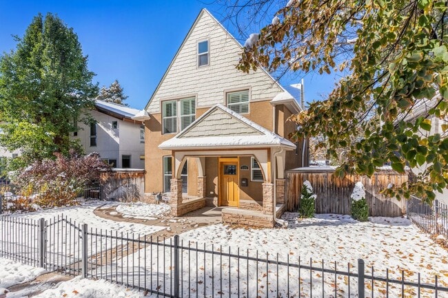 Building Photo - Beautifully updated 3 BR 3 bath Victorian home 7 blocks from Washington Park