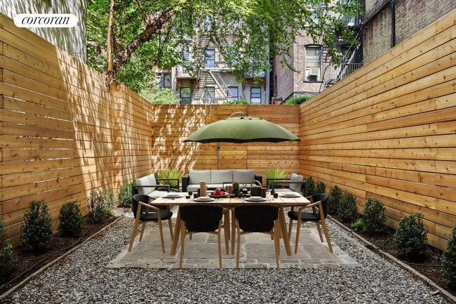 Photo - 447 W 51st St Apartamento