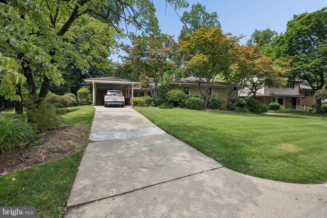 Photo - 7016 Hopewood St