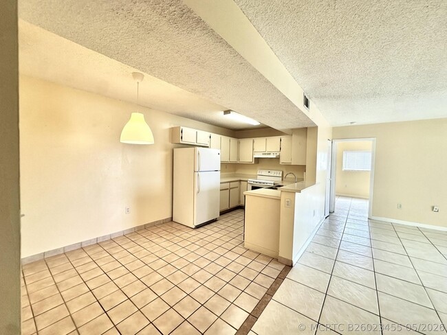 Building Photo - 206 Palm Cir W Unit 206