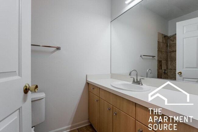 Photo - HUGE 2BR/1BA Close to Blue Line! Unidad 35-2