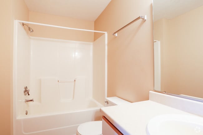 2BR, 2BA - 1038 SF