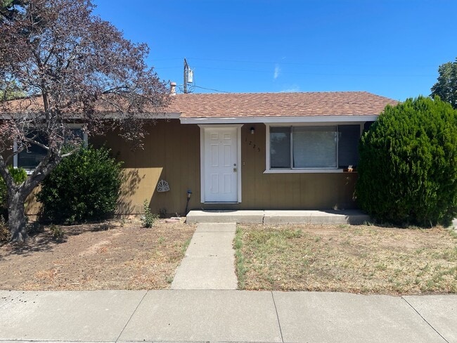 Building Photo - 1 bedroom detached home with yard