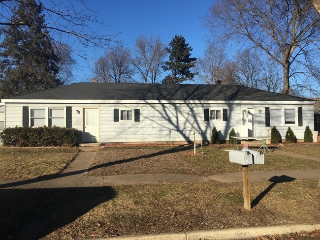 Building Photo - 706/708 E Division St. Unit 706