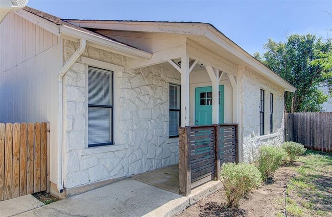 Building Photo - 1605 Dale Cove