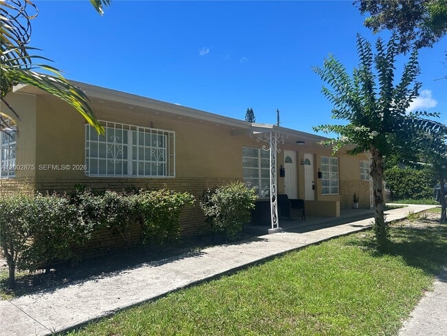 Building Photo - 412 SW 10th St Unit 1-2