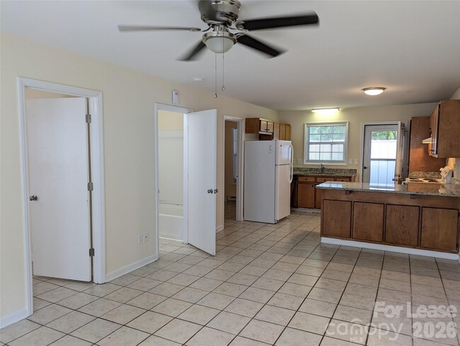 Photo - 252 Lytton St