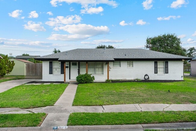 Building Photo - Charming 3 Bedroom Home