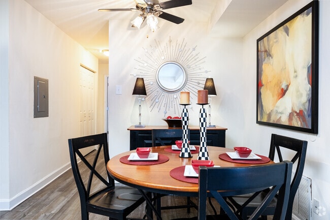 2BR, 1BA - 995SF - Dining Room