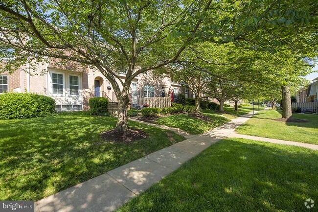 Building Photo - 1699 Yale Pl Unit 3BR-1743 Rental