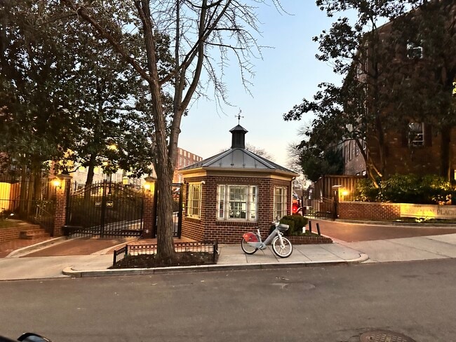 Gate House - 1660 Beekman Pl NW Unit 1660-D