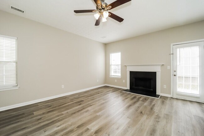 Photo - 1550 Leonard St