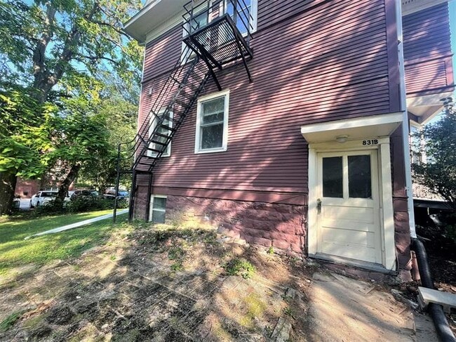 Photo - 831 E College St Unidad B