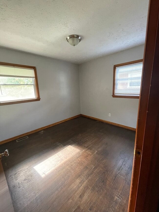 Photo - 710 Tamarack Rd