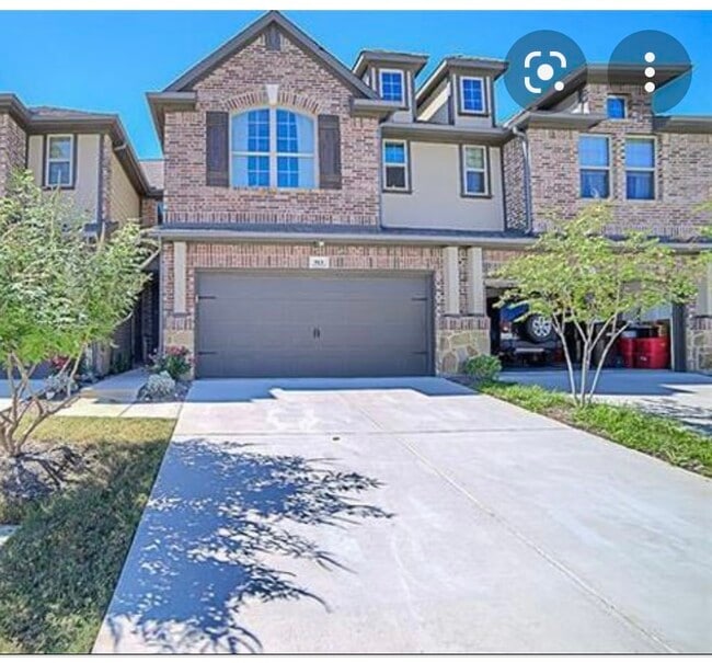 Front - 913 Brookville Ct