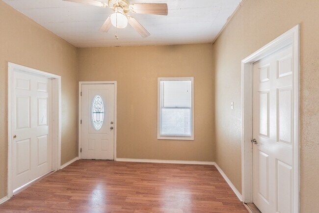 Photo - 413 N Hackberry St