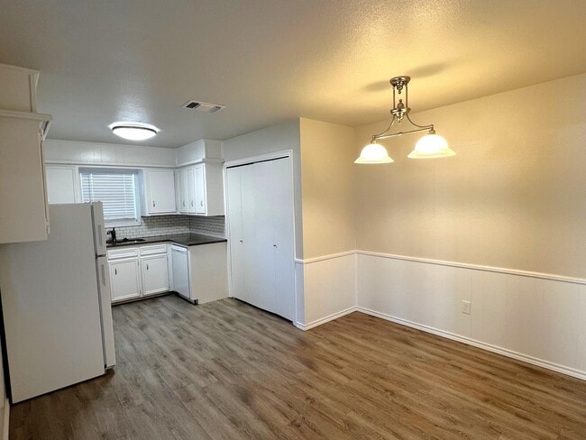 Photo - 7504 Avenue W