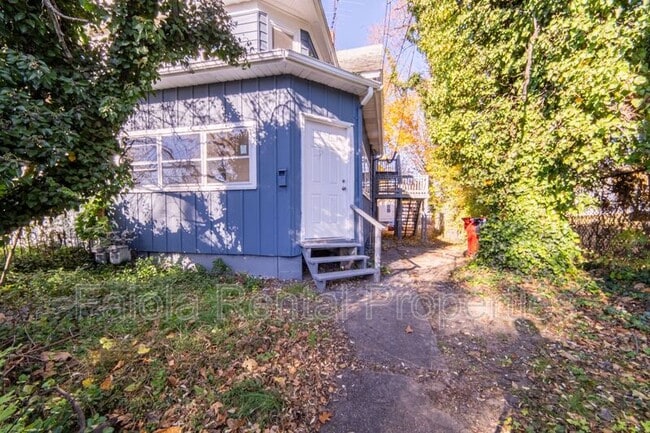 Building Photo - 573 E Commerce St Unit 1st Floor