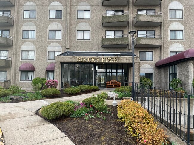 Building Photo - 111 deKoven Drive Unit APT 208