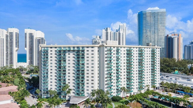 Photo - 19370 Collins Ave Unidad FL2-ID1049823P