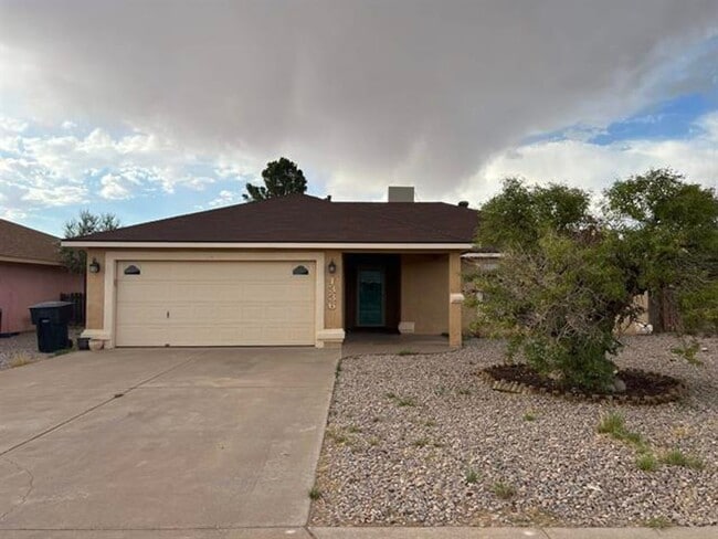 Photo - Lovely 3 Bedroom 2 bathroom home with pool